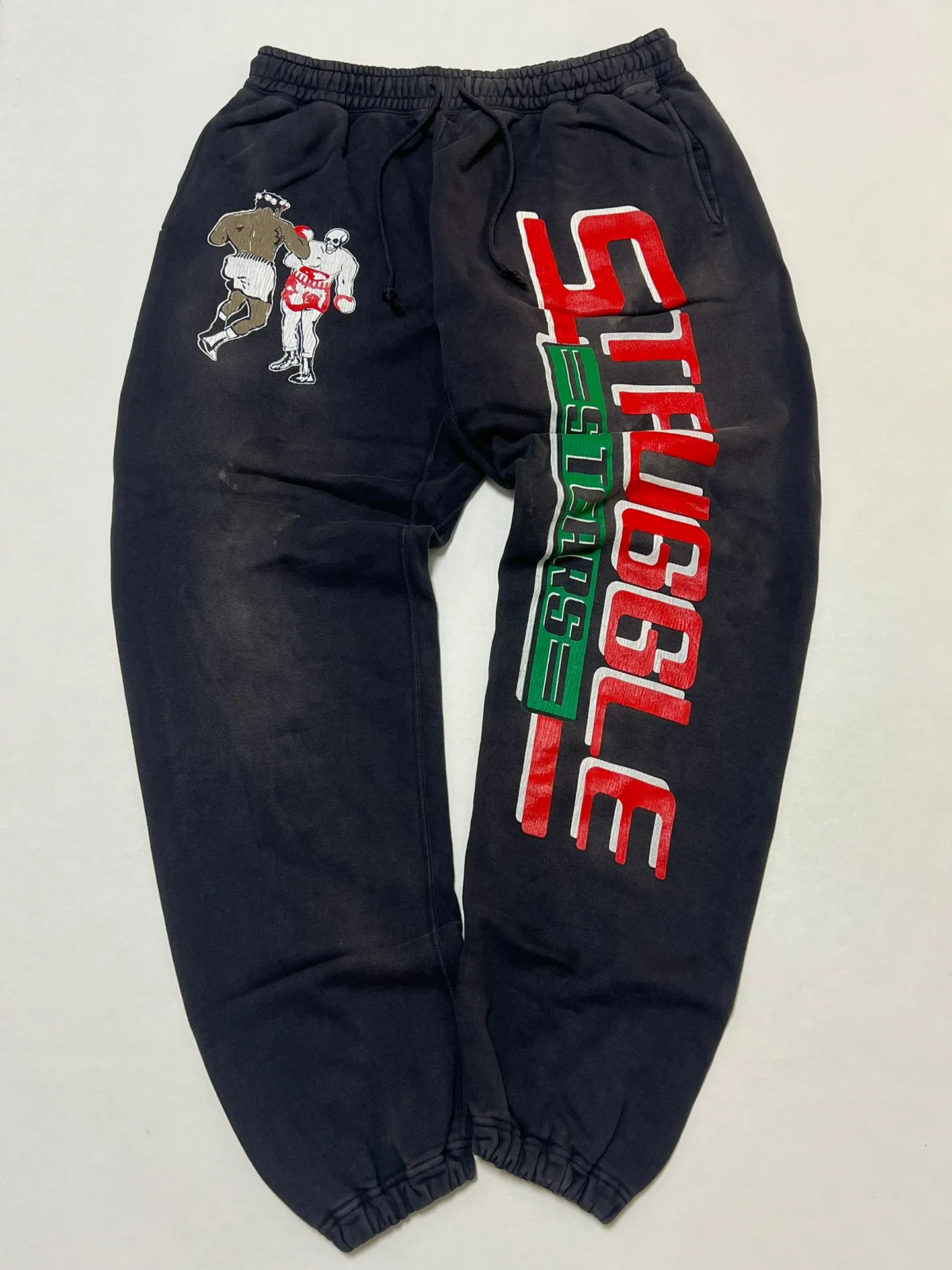 SAINT Mxxxxxx x DENIM TEARS STRUGGLE SWTPNTS/BLK DT co-branded boxing retro distressed sweatpants, washed black S-XL Assute dyeing, whole piece sprayed with horse fade, authentic grade crack printing, mold customization co-branded main mark/washed mark, factory four-needle six-thread workmanship, no bone seams, more comfortable to wear